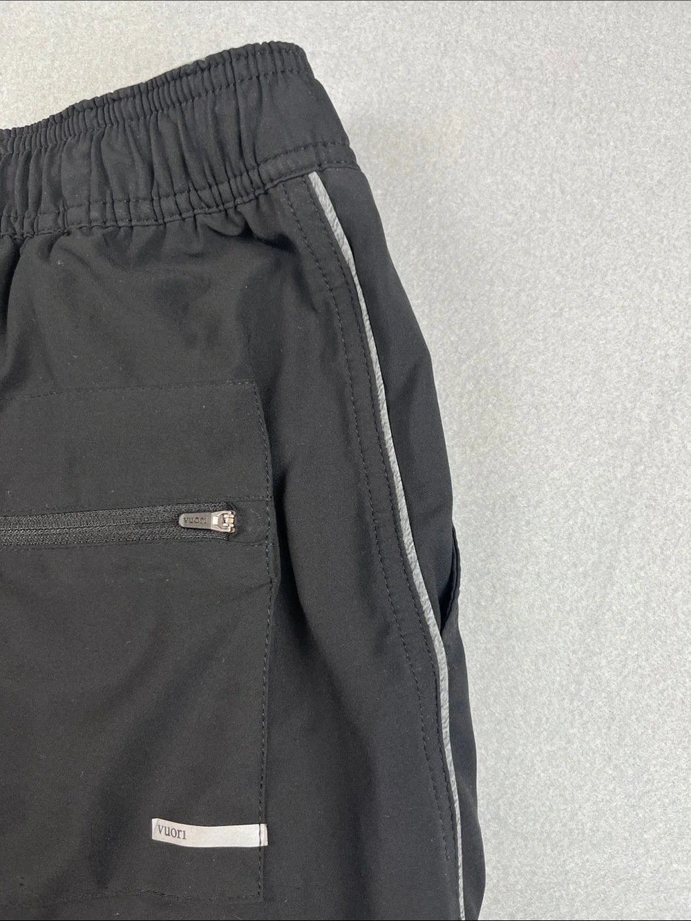 Vuori Trail Shorts 2.0 in Black/grey Size: medium